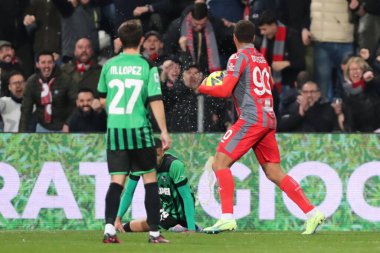 ABD Cremonese takımından Cyriel Dessers, 6 Mart 2023 'te İtalya' nın Reggio Emilia kentinde oynanan Mapei Stadyumu-Citta del Tricolore maçında ABD 'li Sassuolo Calcio ile ABD Cremonese arasında oynanan maçta gol attıktan sonra bunu kutluyor. - Fotoğraf: Luca Amedeo Bizzarri / Live