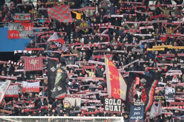 6 Mart 2023 'te İtalya' nın Reggio Emilia kentinde, Mapei Stadyumu-Citta del Tricolore 'da ABD Sassuolo Calcio ve ABD Cremonese arasında oynanan Serie A maçı sırasında ABD Cremonese taraftarları. - Fotoğraf: Luca Amedeo Bizzarri / LiveMedi