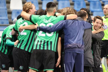 ABD 'li Sassuolo Calcio takımından Nedim Bayrami, 6 Mart 2023' te İtalya 'nın Reggio Emilia kentinde Mapei Stadyumu-Citta del Tricolore' da ABD 'li Sassuolo Calcio ve ABD' li Cremonese arasında oynanan maçta takım arkadaşlarıyla attığı golü kutluyor. - Kredi.: 