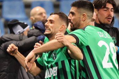 ABD 'li Sassuolo Calcio takımından Nedim Bayrami, 6 Mart 2023' te İtalya 'nın Reggio Emilia kentinde Mapei Stadyumu-Citta del Tricolore' da ABD 'li Sassuolo Calcio ve ABD' li Cremonese arasında oynanan maçta takım arkadaşlarıyla attığı golü kutluyor. - Kredi.: 