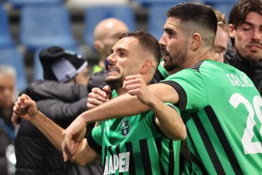 ABD 'li Sassuolo Calcio takımından Nedim Bayrami, 6 Mart 2023' te İtalya 'nın Reggio Emilia kentinde Mapei Stadyumu-Citta del Tricolore' da ABD 'li Sassuolo Calcio ve ABD' li Cremonese arasında oynanan maçta takım arkadaşlarıyla attığı golü kutluyor. - Kredi.: 