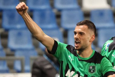 ABD 'li Sassuolo Calcio' dan Nedim Bayrami, 6 Mart 2023 'te İtalya' nın Reggio Emilia kentindeki Mapei Stadyumu-Citta del Tricolore 'da ABD' li Sassuolo Calcio ve ABD 'li Cremonese arasında oynanan Serie A maçında gol attıktan sonra bunu kutluyor. - Fotoğraf: Luca Amedeo Bizzarri