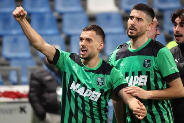 ABD 'li Sassuolo Calcio' dan Nedim Bayrami, 6 Mart 2023 'te İtalya' nın Reggio Emilia kentindeki Mapei Stadyumu-Citta del Tricolore 'da ABD' li Sassuolo Calcio ve ABD 'li Cremonese arasında oynanan Serie A maçında gol attıktan sonra bunu kutluyor. - Fotoğraf: Luca Amedeo Bizzarri