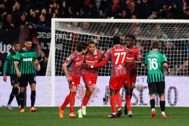 Cremonese, İtalya 'nın Reggio Emilia kentindeki MAPEI Stadyumu' nda oynanan Amerikan Sassuolo-ABD Cremonese maçında 2-1 gol attıktan sonra kutlama yapıyor.