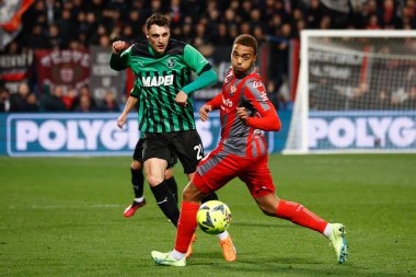 İtalya 'nın başkenti Reggio Emilia' daki MAPEI Stadyumu 'nda oynanan Amerikan Sassuolo vs US Cremonese maçında Nadir Zortea (Sassuolo) ve Cyriel Dessers (Cremonese) - Fotoğraf: Luca Dilibert