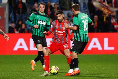 Marco Benassi (Cremonese) ve Nadir Zortea (Sassuolo) İtalya 'nın başkenti Reggio Emilia' daki MAPEI Stadyumu 'nda oynanan Amerikan Sassuolo vs US Cremonese maçında, 26 Mart 2023 - Fotoğraf: Luca Dilibert