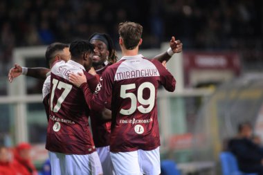 Yann Karamoh (Torino FC), İtalya 'nın Torin şehrindeki Olimpico Grande Torino Stadyumu' nda oynanan Torino FC maçında golü kutluyor: Claudio Benedett