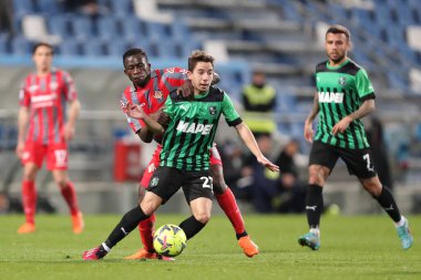 ABD 'li Maxime Lopez, 6 Mart 2023' te İtalya 'nın Reggio Emilia kentinde, Mapei Stadyumu-Citta del Tricolore' da ABD 'li Sassuolo Calcio ve ABD' li Cremonese arasında oynanan Serie A karşılaşmasında, Cremonese takımından Felix Afena-Gyan ile top mücadelesinde yarıştı.. -