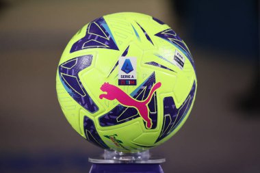 6 Mart 2023 tarihinde İtalya 'nın Reggio Emilia kentinde Mapei Stadyumu-Citta del Tricolore' da ABD Sassuolo Calcio ve ABD Cremonese arasında oynanan Serie A maçının resmi maç topu. - Fotoğraf: Luca Amedeo Bizzarri / LiveMedi
