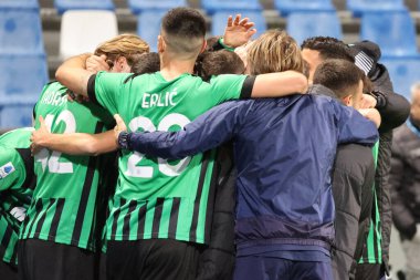 ABD 'li Sassuolo Calcio takımından Nedim Bayrami, 6 Mart 2023' te İtalya 'nın Reggio Emilia kentinde Mapei Stadyumu-Citta del Tricolore' da ABD 'li Sassuolo Calcio ve ABD' li Cremonese arasında oynanan maçta takım arkadaşlarıyla attığı golü kutluyor. - Kredi.: 