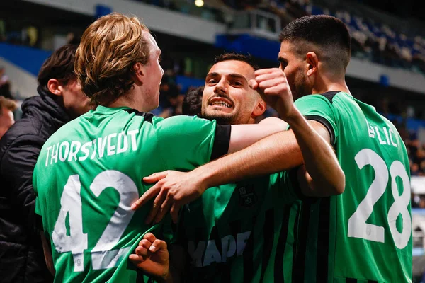 Sassuolo, İtalya 'nın Reggio Emilia kentindeki MAPEI Stadyumu' nda oynanan Amerikan Sassuolo-ABD Cremonese maçında 3-2 'lik gol attıktan sonra kutlama yapıyor.