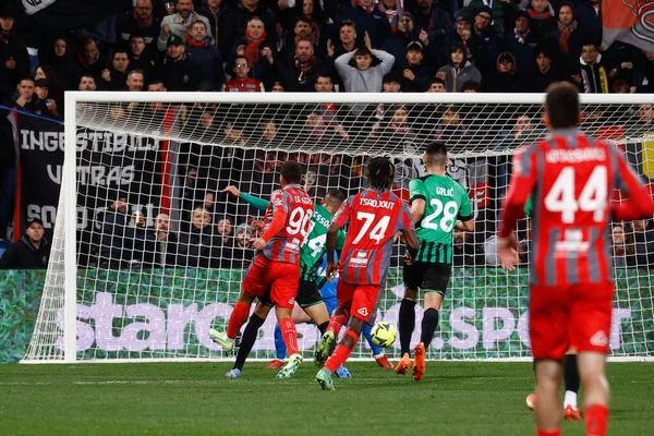 Cyriel Dessers (Cremonese), İtalya 'nın Reggio Emilia kentindeki MAPEI Stadyumu' nda oynanan Amerikan Sassuolo-ABD Cremonese maçında 2-1 'lik skorla gol attı.