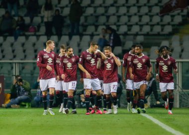 Torino FC 'den Yann Karamoh' un İtalya Serie A, Torino Fc ve Bologna Fc arasında oynanan futbol maçında 2006 Mart 2023 'te İtalya' nın Torino kenti Torin kentinde oynanan Stadio Olimpico Grande Torino 'da gol atmasını kutlayan Torino Fc oyuncuları. Fotoğraf: Ndrerim Kaceli - Fotoğraf: N