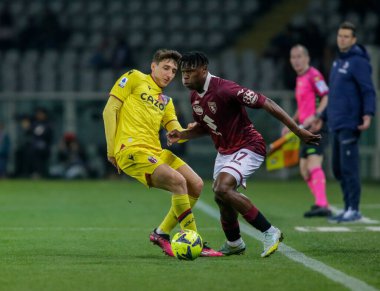 Torino FC 'den Stéphane Singo ve İtalya Serie A' dan Andrea Cambiaso, Torino Fc ile Bologna Fc arasında oynanan futbol maçı, 06 Mart 2023 'te İtalya' nın Torin kenti Torin 'deki Stadio Olimpico Grande Torino' da oynandı. Fotoğraf: Ndrerim Kaceli - Fotoğraf: Nderim Kaceli / L