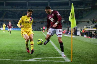 Torino FC 'den Nemanja Radonjiç ve İtalya Serie A sırasında Bologna Fc' den Andrea Cambiaso, Torino Fc ile Bologna Fc arasında oynanan futbol karşılaşması, 06 Mart 2023 'te İtalya' nın Torin Torin kentinde bulunan Stadio Olimpico Grande Torino 'da gerçekleşti. Fotoğraf: Ndrerim Kaceli - Fotoğraf: Nderim Kaceli