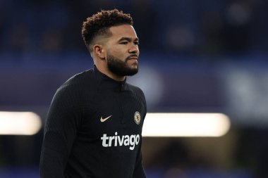 Chelsea FC 'den Reece James, UEFA Şampiyonlar Ligi Chelsea FC' nin Borussia Dortmund 'a karşı Londra' daki Stamford Köprüsü 'nde oynadığı maçta ısındı.