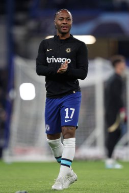 Chelsea FC 'den Raheem Sterling UEFA Şampiyonlar Ligi futbol karşılaşması sırasında Londra' daki Stamford Köprüsü 'nde Chelsea FC - Borussia Dortmund maçında ellerini çırpıyor.