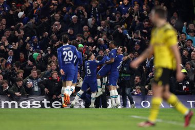 Chelsea FC 'den Raheem Sterling, UEFA Şampiyonlar Ligi' nin Chelsea FC - Borussia Dortmund maçında attığı ilk golü Londra 'daki Stamford Köprüsü' nde attı.