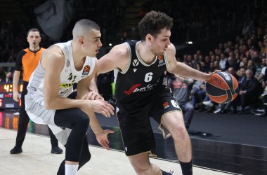 Alessandro Pajola (Segafredo Virtus Bologna) Euroleague basketbol şampiyonası maçı sırasında\ Yam Madar (Partizan Mozzart Bet Belgrad) tarafından engellendi. Partizan Mozzart Bet Belgrad - Bologna, İtalya, 7 Mart 2023