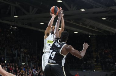 Kevin Punter (Partizan Mozzart Bet Belgrad) Euroleague basketbol şampiyonası maçında Mouhammadou Jaiteh (Segafredo Virtus Bologna) tarafından engellendi. Partizan Mozzart Bet Belgrad - Bologna, İtalya, 07 Mart 2023 