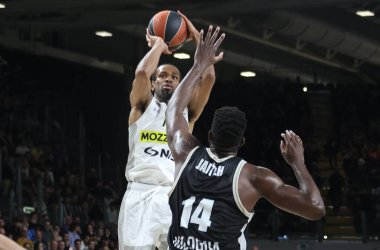 Kevin Punter (Partizan Mozzart Bet Belgrad) Euroleague basketbol şampiyonası maçında Mouhammadou Jaiteh (Segafredo Virtus Bologna) tarafından engellendi. Partizan Mozzart Bet Belgrad - Bologna, İtalya, 07 Mart 2023 