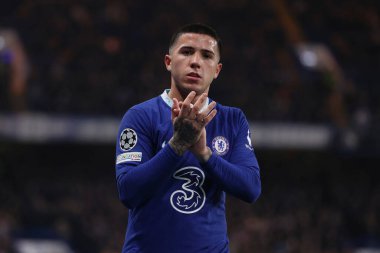 Chelsea FC 'den Enzo Fernandez, UEFA Şampiyonlar Ligi Chelsea FC - Borussia Dortmund maçında Londra' daki Stamford Köprüsü 'nde ellerini çırpıyor.