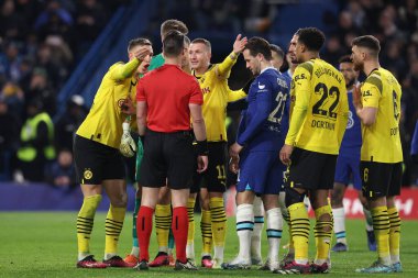 Borussia Dortmund oyuncuları, UEFA Şampiyonlar Ligi Chelsea FC - Borussia Dortmund maçında hakemle birlikte Londra 'daki Stamford Köprüsü' nde protesto etti, 07 Mart 2023 - Fotoğraf: Francesco Scaccianoc