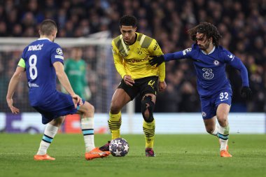 Borussia Dortmund 'dan Jude Bellingham' a Chelsea FC 'den Mateo Kovaciç ve Chelsea FC' den Marc Cucurella, UEFA Şampiyonlar Ligi futbol karşılaşması sırasında Londra, İngiltere 'deki Stamford Köprüsü' nde Chelsea FC ve Borussia Dortmund 'a karşı mücadele ediyor.