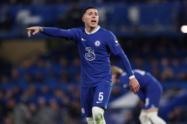 Chelsea FC 'den Enzo Fernandez, UEFA Şampiyonlar Ligi futbol karşılaşması sırasında Londra' daki Stamford Köprüsü 'nde Chelsea FC - Borussia Dortmund maçında jestler yaptı, 07 Mart 2023 - Fotoğraf: Francesco Scaccianoc
