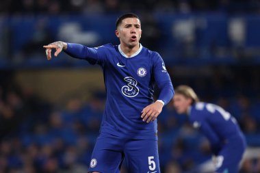 Chelsea FC 'den Enzo Fernandez, UEFA Şampiyonlar Ligi futbol karşılaşması sırasında Londra' daki Stamford Köprüsü 'nde Chelsea FC - Borussia Dortmund maçında jestler yaptı, 07 Mart 2023 - Fotoğraf: Francesco Scaccianoc