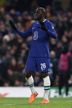 Chelsea FC 'den Kalidou Koulibaly, UEFA Şampiyonlar Ligi futbol karşılaşması sırasında Londra' daki Stamford Köprüsü 'nde Chelsea FC - Borussia Dortmund maçında jestler yaptı.
