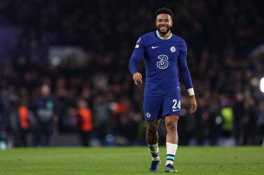 Chelsea FC 'den Reece James, UEFA Şampiyonlar Ligi' nin Chelsea FC - Borussia Dortmund maçı sırasında Londra 'daki Stamford Köprüsü' nde gülümsedi.