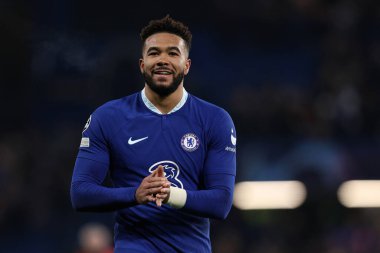 Chelsea FC 'den Reece James, UEFA Şampiyonlar Ligi Chelsea FC - Borussia Dortmund maçında Londra' daki Stamford Köprüsü 'nde ellerini çırpıyor.