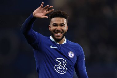 Chelsea FC 'den Reece James, UEFA Şampiyonlar Ligi' nin Chelsea FC - Borussia Dortmund maçı sırasında Londra 'daki Stamford Köprüsü' nde gülümsedi.