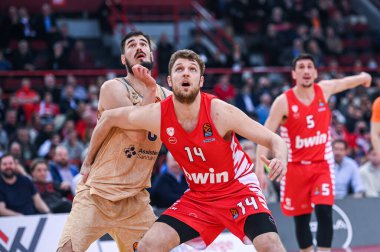 Olympiacos Piraeus takımından 14 SASHA VEZENKOV, Euroleague, 27. Round 'da Yunanistan' ın başkenti Atina 'da 7 Mart 2023' te oynanan Peace and Friendship Stadyumu 'nda Olympiacos Pire ile FC Barcelona arasında oynanan karşılaşmada FC Barcelona' dan 10 NIKOLA KALINIC ile yarışıyor. - Kredi.: