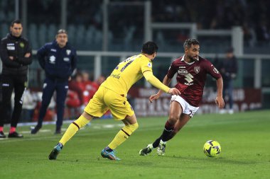 Roberto Soriano (Bolgona FC) İtalya futbol takımı Serie A maçında Koffi Djidji (Torino FC) ile Torino FC - Torino FC - Turin, İtalya Olimpico Grande Torino Stadyumu, Mart 2023 - Fotoğraf: Claudio Benedett