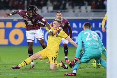 Yann Karamoh (Torino FC) gol atarken, Lewis Ferguson (Bologna FC) İtalya 'nın Torino Grande Torino Stadyumu' nda Torino FC ile Bologna FC maçında blok yapmaya çalışıyor.