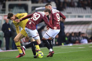 Torino FC (Torino FC) ve Antonio Sanabria (Torino FC) İtalya 'nın Torin kentinde bulunan Olimpico Grande Torino Stadyumu' nda oynanan Serie A karşılaşmasında Andrea Cambiaso (Bologna FC) ile karşı karşıya geldiler.