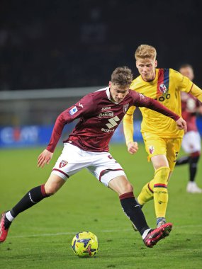 Alexey Miranchuk (Torino FC) İtalya futbolu Serie A maçında Jerdy Schouten (Bologna FC) karşısında Torino FC - Torino FC - Torino Grand Torino Stadyumu, Torin, İtalya, 06 Mart 2023 - Fotoğraf: Claudio Benedett