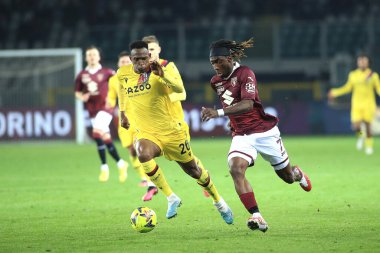 Jhon Lucumi (Bologna FC) İtalya futbolu Serie A maçında Yann Karamoh (Torino FC) ile Torino FC arasındaki maçta Torino FC ile Torino Grande Torino Stadyumu, Torin, İtalya, 06 Mart 2023 - Fotoğraf: Claudio Benedett