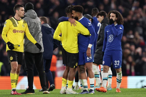 Chelsea FC 'den Reece James, UEFA Şampiyonlar Ligi Chelsea FC - Borussia Dortmund maçında rakibine sarılıyor.