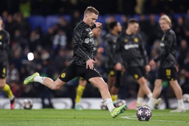 Borussia Dortmund 'dan Marco Reus, UEFA Şampiyonlar Ligi' nin Chelsea FC - Borussia Dortmund maçında İngiltere 'nin Londra kentindeki Stamford Köprüsü' nde ısınırken topu atıyor.