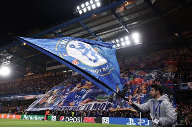 UEFA Şampiyonlar Ligi Chelsea FC - Borussia Dortmund maçında İngiltere 'nin başkenti Londra' daki Stamford Köprüsü 'nde oynanan maçta Chelsea FC bayrağı dalgalanması.