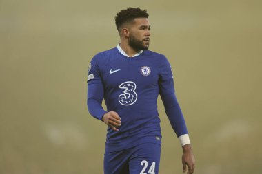 Chelsea FC 'den Reece James, UEFA Şampiyonlar Ligi Chelsea FC' nin Borussia Dortmund 'a karşı Londra' daki Stamford Köprüsü 'nde oynadığı maçı izliyor.