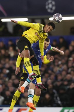 Borussia Dortmund 'dan Jude Bellingham ve Chelsea FC' den Mateo Kovaciç UEFA Şampiyonlar Ligi futbol karşılaşması sırasında İngiltere 'nin başkenti Londra' daki Stamford Köprüsü 'nde Chelsea FC ve Borussia Dortmund maçında top için mücadele ettiler.