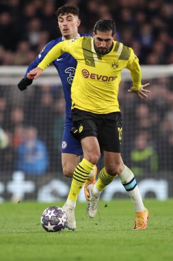 Borussia Dortmund 'lu Emre Can, UEFA Şampiyonlar Ligi futbol karşılaşmasında Chelsea FC ile Borussia Dortmund' a karşı Londra 'daki Stamford Köprüsü' nde oynanan karşılaşmada Chelsea FC 'li Kai Havertz' e meydan okudu.