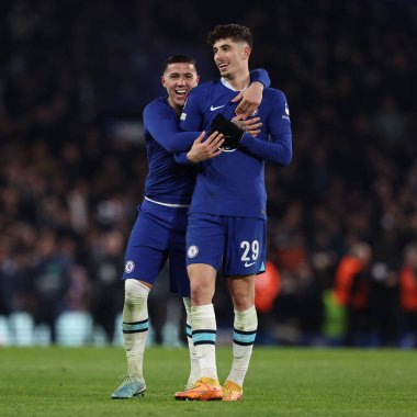 Chelsea FC 'den Kai Havertz ve Chelsea FC' den Enzo Fernandez, UEFA Şampiyonlar Ligi futbol karşılaşması sırasında Londra, İngiltere 'deki Stamford Köprüsü' nde Chelsea FC ve Borussia Dortmund maçını kutladılar.