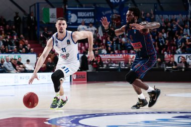 Jordan Parks (Umana Reyer Venezia) ve John Petrucelli (Germani Brescia) basketbol şampiyonasında Umana Reyer Venezia, Germani Basket Brescia 'ya karşı Venedik, İtalya' daki Palasport Taliercio 'da, 08 Mart 2023 - Fotoğraf: Mattia Radon