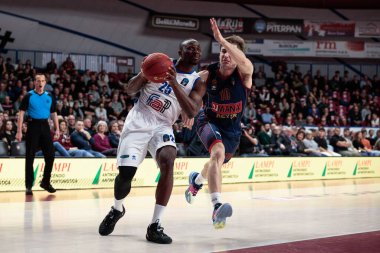 Andrea De Nicolao (Umana Reyer Venezia) ve David Reginald Cournooh (Germani Brescia) basketbol şampiyonasında Umana Reyer Venezia Germani Basket Brescia 'ya karşı Venedik, İtalya Palasport Taliercio' da, 08 Mart 2023 - Fotoğraf: Mattia Ra