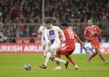 Uefa Şampiyonlar Ligi sırasında Fc Paris Saint-Germain 'den Presnel Kimpembe ve Fc Bayern Münih' ten Alphonso Davies, Fc Bayern Münih ve Paris Saint-Germain futbol karşılaşmaları 08 Mart 2023 'te Allianz Arena, Münih, Almanya Fotoğraf: Ndrerim Kace